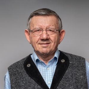 Profesor Gheorghe Sinescu, portret, fundal gri